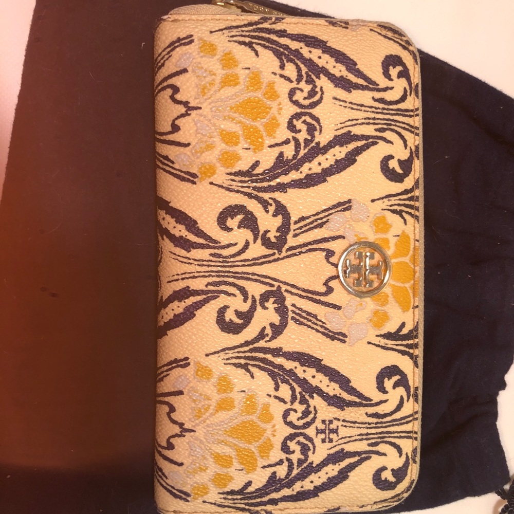 Tory Burch zip wallet